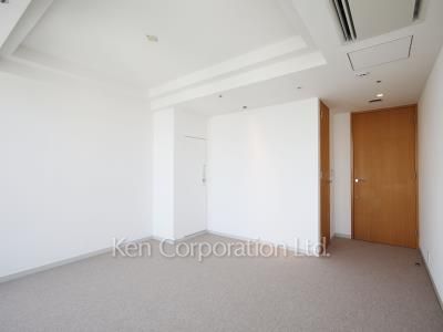Master Bedroom ※Photo of the same layout on 33 floor. Decoration and fixture may differ.