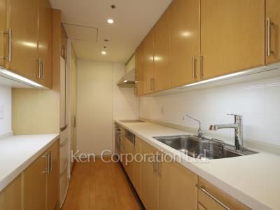Kitchen ※Photo of the same layout on 33 floor. Decoration and fixture may differ.