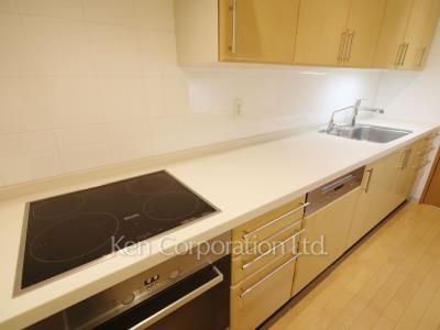 Kitchen ※Photo of the same layout on 33 floor. Decoration and fixture may differ.
