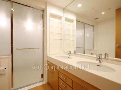 Powder Room ※Photo of the same layout on 33 floor. Decoration and fixture may differ.