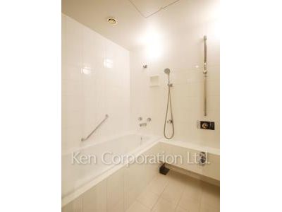 Bath ※Photo of the same layout on 33 floor. Decoration and fixture may differ.