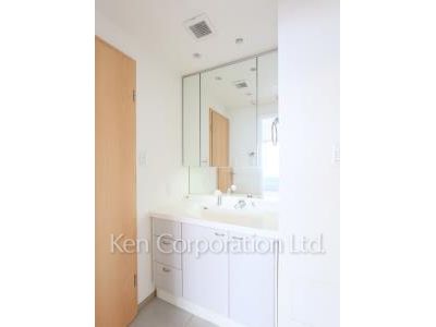 Powder Room ※Photo of the same layout on 14 floor. Decoration and fixture may differ.