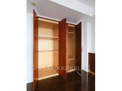 Closet ※Photo of the same layout on 21 floor. Decoration and fixture may differ.