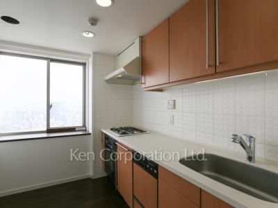 Kitchen ※Photo of the same layout on 21 floor. Decoration and fixture may differ.