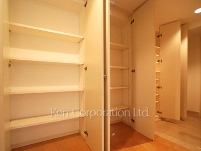Shoes Closet ※Photo of the same layout on 6 floor. Decoration and fixture may differ.