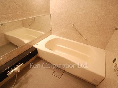 Bath ※Photo of the same layout on 6 floor. Decoration and fixture may differ.