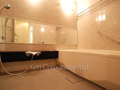 Bath ※Photo of the same layout on 6 floor. Decoration and fixture may differ.