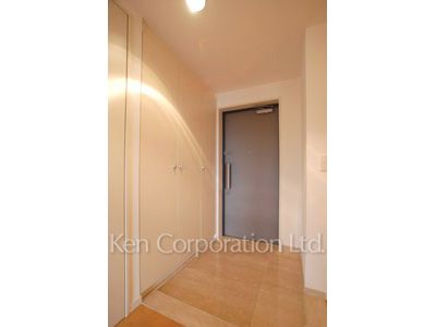 Entrance ※Photo of the same layout on 6 floor. Decoration and fixture may differ.