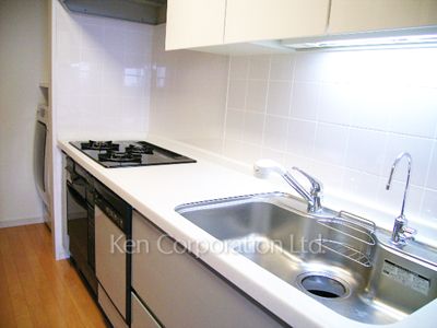 Kitchen ※Photo of the same layout on 33 floor. Decoration and fixture may differ.