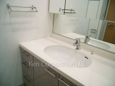 Powder Room ※Photo of the same layout on 33 floor. Decoration and fixture may differ.