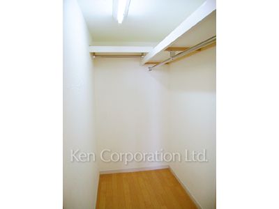 Walk-In Closet ※Photo of the same layout on 33 floor. Decoration and fixture may differ.