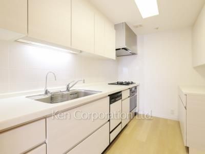 Kitchen ※Photo of the same layout on 38 floor. Decoration and fixture may differ.