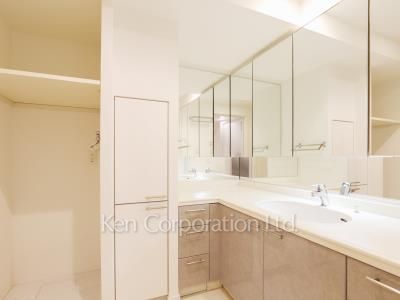Powder Room ※Photo of the same layout on 38 floor. Decoration and fixture may differ.