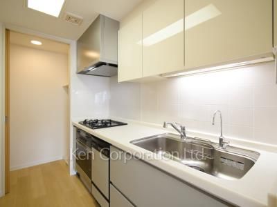 Kitchen ※Photo of the same layout on 36 floor. Decoration and fixture may differ.