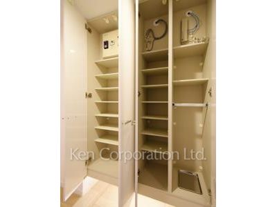 Shoes Closet ※Photo of the same layout on 36 floor. Decoration and fixture may differ.