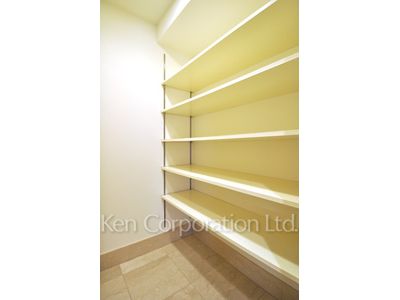 Shoes-In Closet ※Photo of the same layout on 38 floor. Decoration and fixture may differ.
