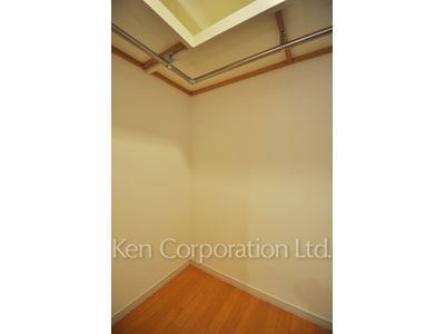 Walk-In Closet ※Photo of the same layout on 38 floor. Decoration and fixture may differ.