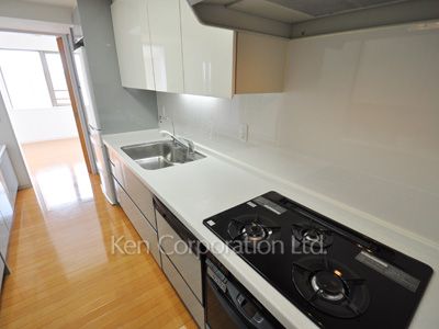 Kitchen ※Photo of the same layout on 38 floor. Decoration and fixture may differ.