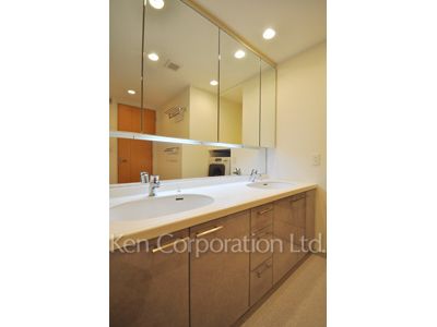 Powder Room ※Photo of the same layout on 38 floor. Decoration and fixture may differ.