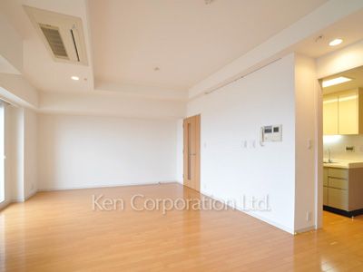 Living-Dining ※Photo of the same layout on 33 floor. Decoration and fixture may differ.