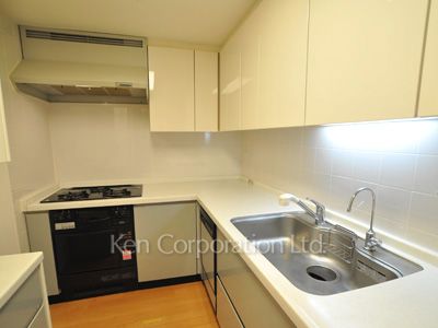 Kitchen ※Photo of the same layout on 33 floor. Decoration and fixture may differ.