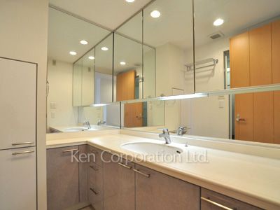 Powder Room ※Photo of the same layout on 33 floor. Decoration and fixture may differ.