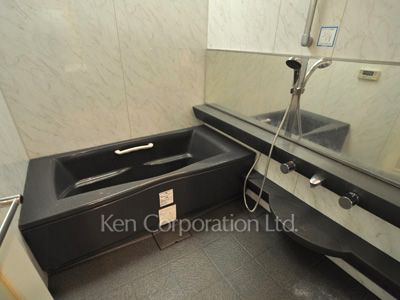 Bath ※Photo of the same layout on 33 floor. Decoration and fixture may differ.