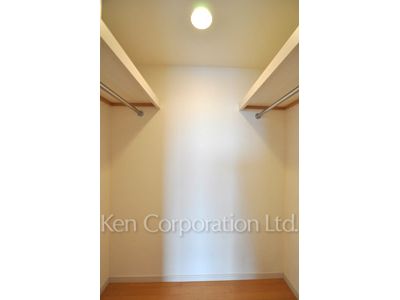 Walk-In Closet ※Photo of the same layout on 33 floor. Decoration and fixture may differ.