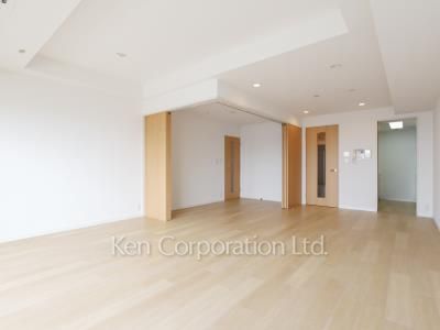 Living-Dining ※Photo of the same layout on 37 floor. Decoration and fixture may differ.