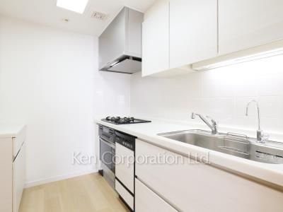 Kitchen ※Photo of the same layout on 37 floor. Decoration and fixture may differ.