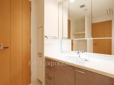 Powder Room ※Photo of the same layout on 37 floor. Decoration and fixture may differ.