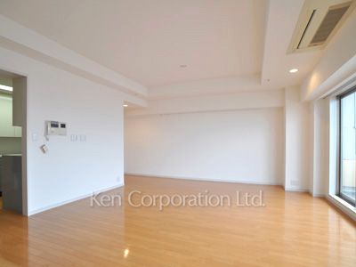 Living-Dining ※Photo of the same layout on 33 floor. Decoration and fixture may differ.