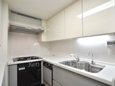 Kitchen ※Photo of the same layout on 33 floor. Decoration and fixture may differ.