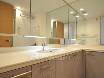 Powder Room ※Photo of the same layout on 33 floor. Decoration and fixture may differ.