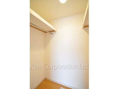 Walk-In Closet ※Photo of the same layout on 33 floor. Decoration and fixture may differ.