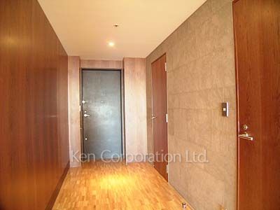 Entrance ※Photo of the same layout on 32 floor. Decoration and fixture may differ.