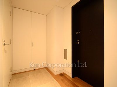 Entrance ※Photo of the same layout on 9 floor. Decoration and fixture may differ.