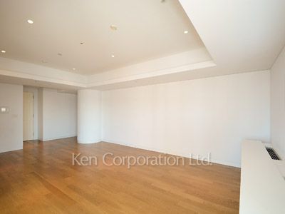 Living-Dining ※Photo of the same layout on 9 floor. Decoration and fixture may differ.