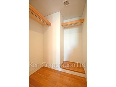 Closet ※Photo of the same layout on 9 floor. Decoration and fixture may differ.