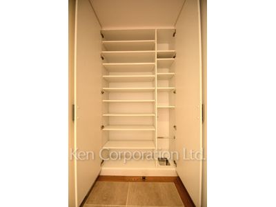 Closet ※Photo of the same layout on 9 floor. Decoration and fixture may differ.