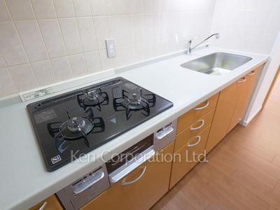 Kitchen ※Photo of the same layout on 19 floor. Decoration and fixture may differ.