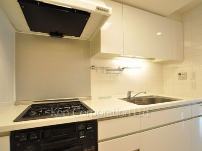 Kitchen ※Photo of the same layout on 8 floor. Decoration and fixture may differ.