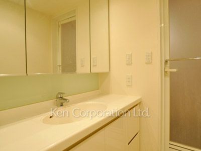 Powder Room ※Photo of the same layout on 8 floor. Decoration and fixture may differ.