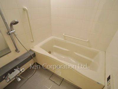 Bath ※Photo of the same layout on 8 floor. Decoration and fixture may differ.