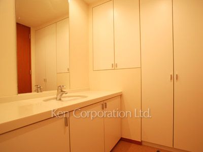 Powder Room ※Photo of the same layout on 4 floor. Decoration and fixture may differ.