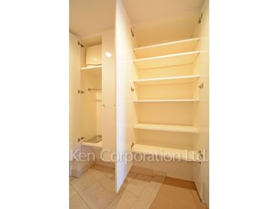 Shoes Closet ※Photo of the same layout on 4 floor. Decoration and fixture may differ.
