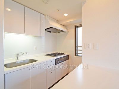 Kitchen ※Photo of the same layout on 4 floor. Decoration and fixture may differ.