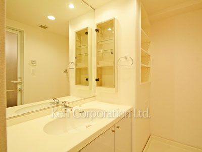 Powder Room ※Photo of the same layout on 4 floor. Decoration and fixture may differ.