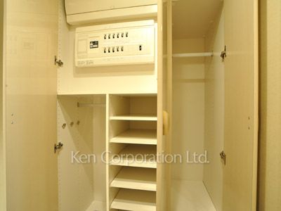 Shoes Closet ※Photo of the same layout on 29 floor. Decoration and fixture may differ.