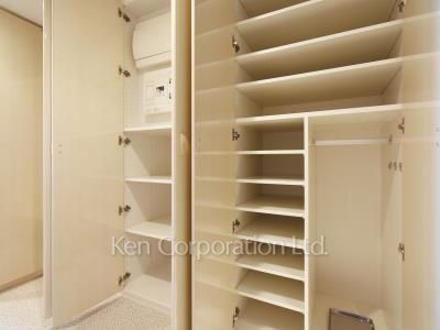 Shoes Closet ※Photo of the same layout on 28 floor. Decoration and fixture may differ.